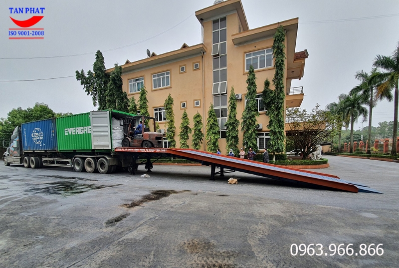 Giá cầu dẫn xe nâng lên container - Cầu dẫn xe nâng 10 tấn được Tân Phát bàn giao tại Lửa Việt
