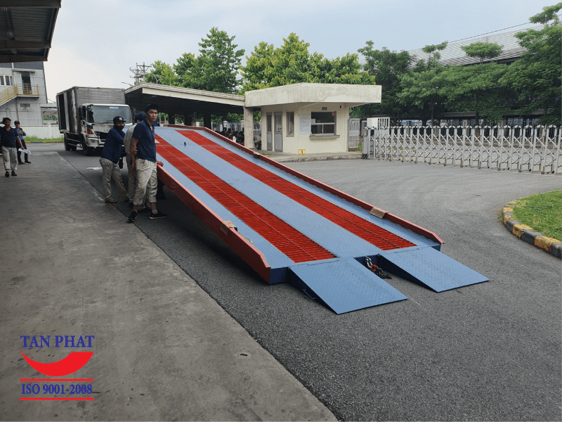 Cầu dẫn hàng lên container - Cầu dẫn hàng lên container Tân Phát mặt grating chống trượt tại công ty Topla, Bắc Ninh
