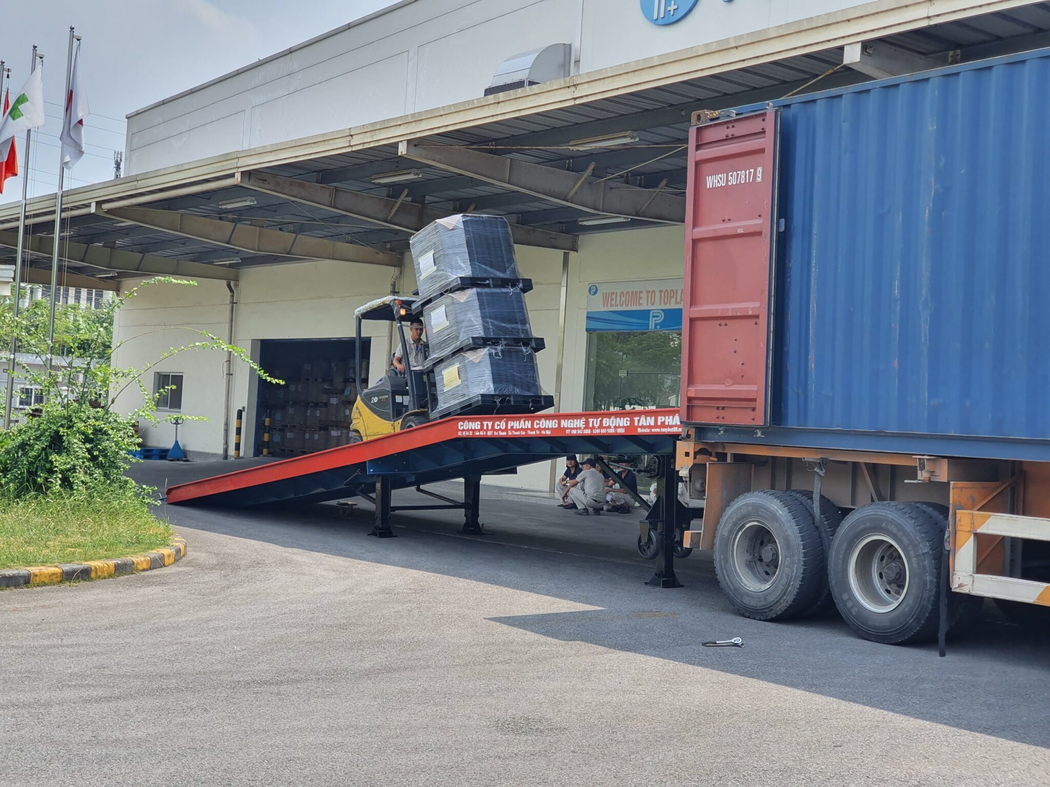 #1. Cầu lên Container - Cầu dẫn xe nâng lên container Tân Phát