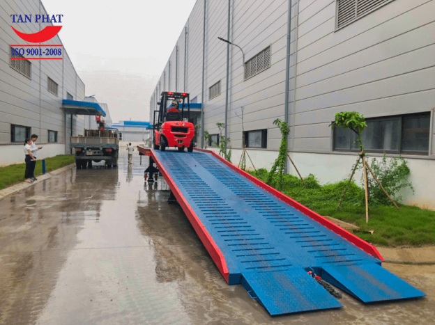 Cầu xe nâng dẫn lên container - Cầu dẫn xe nâng lên container Tân Phát lắp đặt và bàn giao tại Runyang Bắc Giang